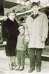 Inger Johanne Tvedt (f. 1923 i Bergen) var en av mange nordmenn som dro til Sverige for å jobbe etter 2. verdenskrig. Etter noen år møtte hun Yngve Bohlin, og i 1954 giftet paret seg. I 1959 kom sønnen Jan Yngve. Familien bodde i åmotfors i Värmland, men hver sommer frem til 1974 dro de til Bergen for hilse på Inger Johannes foreldre