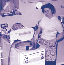 Helt fra 1920-tallet var det flere husmødre i Norge enn i Sverige. Her en stolt husmor i 1962 med en ny vaskemaskin. Foto: Gunnar Vågdal