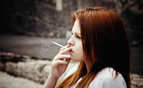 Færre røyker, flere unge kvinner snuser