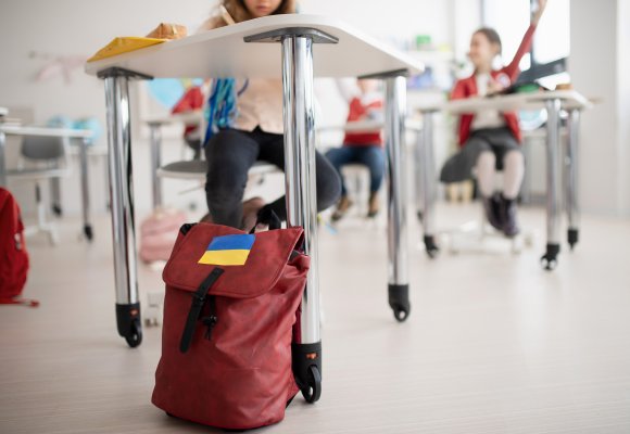 Ukrainsk jente på skolen, som sitter ved pulten sin og gjør lekser.