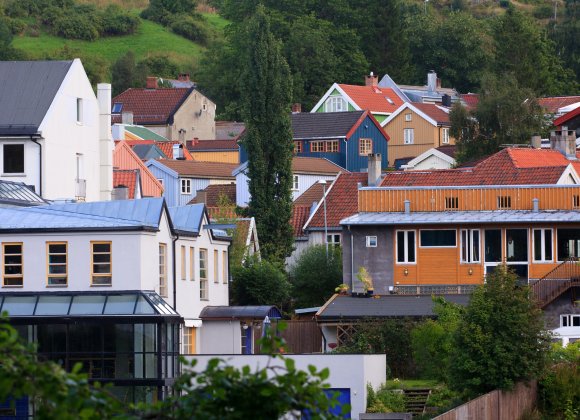 Forskjellige hus oppover i ei li.
