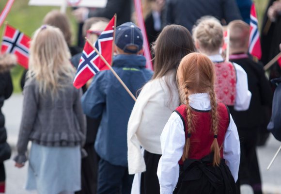 Barnetog 17. mai, med barn i bunad, flere har flagg