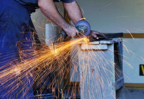 Illustrasjonsfoto av mann med vinkelsliper