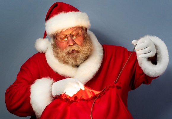 Julenissen åpner sekken sin