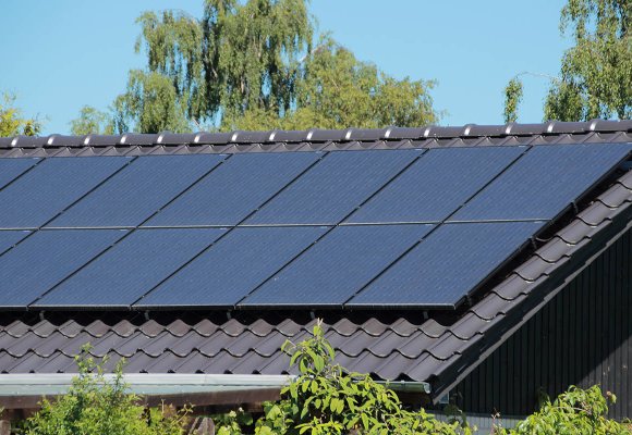 Solcellepanel på skråtak på en enebolig