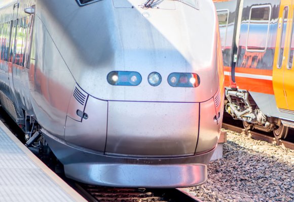 Tog på stasjon.