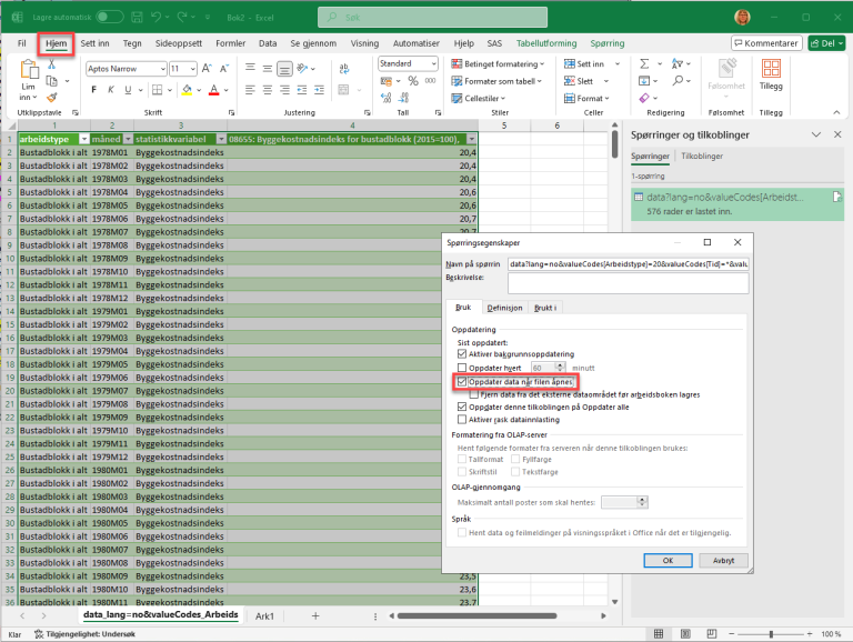 Under fanen "Hjem" og "Spørringsegenskaper" kan man velge "Oppdater data når filen åpnes".
