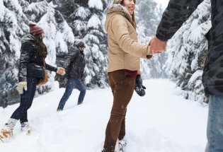 Ungdommer ute i snøen.