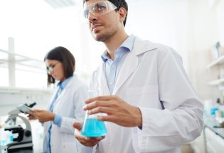 forksere med reagensglass i laboratorium