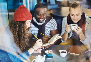 Tre personer på kafe.