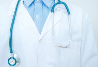 Nærbilde av stetoskop som henger rundt halsen til en lege