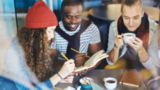 Tre personer på kafe.