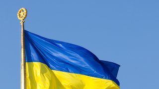 Illustrasjonsbilde av det ukrainske flagget over parlamentsbygget i Kyiv