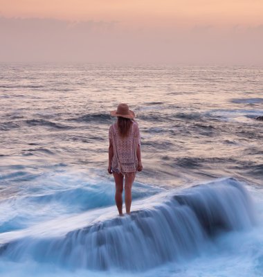 Kvinne ved havet