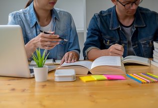 Illustrasjonsfoto av to studenter