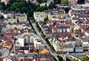 Oversiktsbilde over by med bygårder i Norge