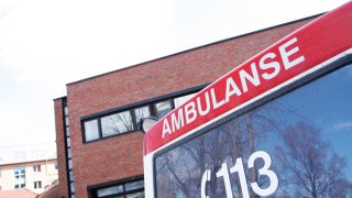 Nærbilde av en sykebil der det står Ambulanse og 113