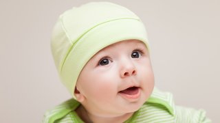 Nærbilde av baby med lysegrønn lus.
