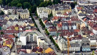 Oversiktsbilde over by med bygårder i Norge
