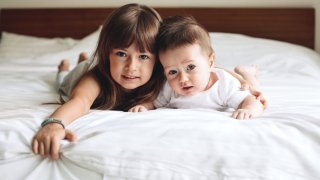 Illustrasjonsfoto av jente og baby