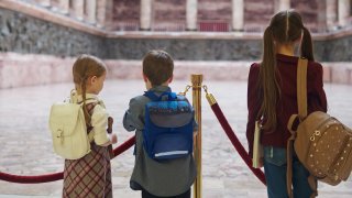 Tre barn på museum. 