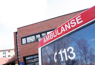 Nærbilde av en sykebil der det står Ambulanse og 113