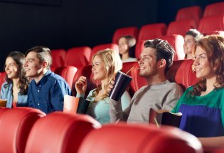 Personer som koser seg på kino.