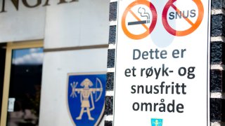 Røykfritt-skilt, med teksten "Dette er et røyk- og snusfritt område"