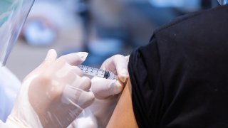 Sykepleier setter en vaksine, foto