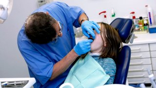 Illustrasjonsfoto av barn hos tannlege.