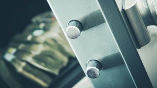 Dør til safe med kontanter inni.