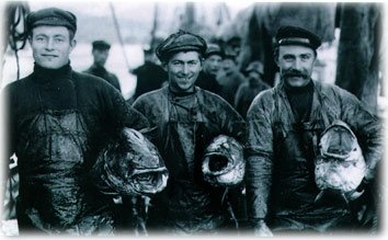 Bilde: Tre fiskere med torsker, Lofoten