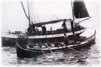 Bilde: Kutter og åttring på vei til Lofoten, 1928