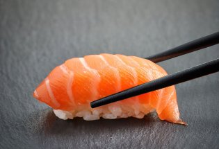 Sushi av Nigiri med laks og ris