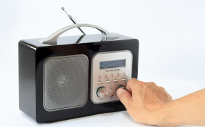 Fire av ti hører på DAB-radio hver dag