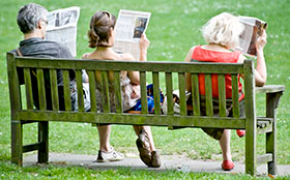 Folk som leser avisen