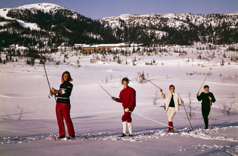 Skigåere ved Gaustablikk høyfjellshotell i 1971