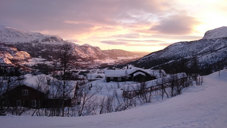 Hytter på fjell med snø