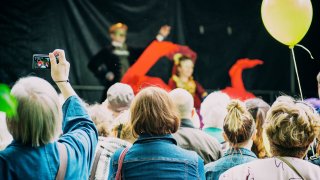 Folkemengde foran en scene.