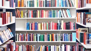 bokhyller i bibliotek