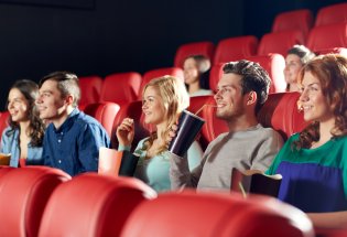 Personer som koser seg på kino.