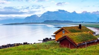 Hus ved fjell og sjø.