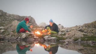 Bål ved sjøkanten.