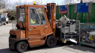 Truck som flytter avfall på avfallstasjon