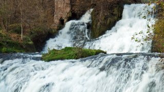 Stort fossefall i natur