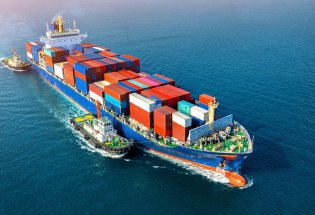flybilde av lasteskip med containere på havet