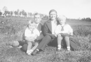 Historisk bilde av familie på fire