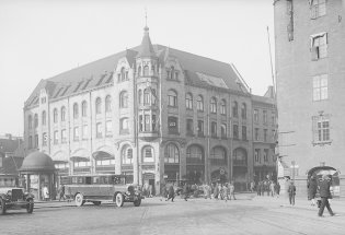 Historisk bilde av Jernbanetorvet. Kristiania