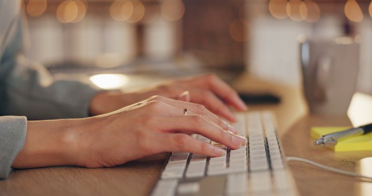 Hender som skriver på tastatur til datamaskin