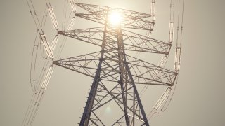 kraftmast mot himmelbakgrunn